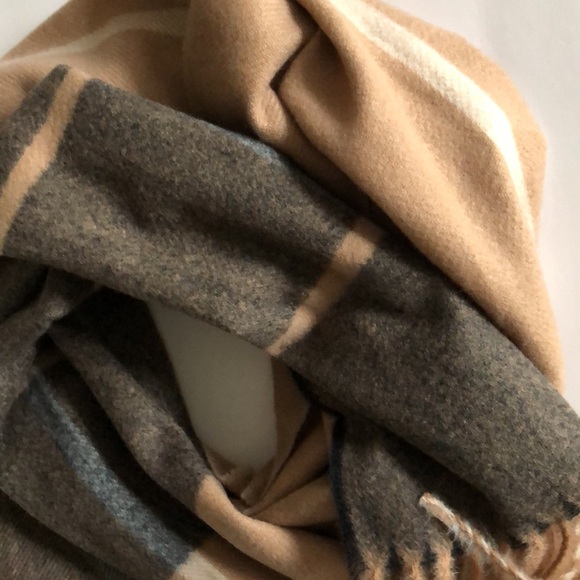 Gorgeous winter scarf - Picture 3 of 3